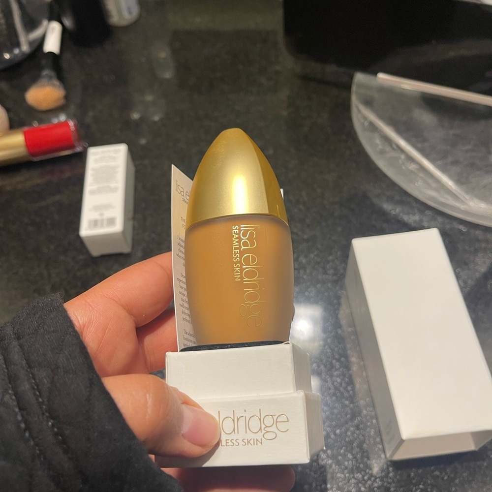 Lisa Eldridge seamless foundation shade 24